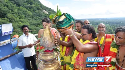 மதுரை கள்ளழகர் கோவிலில் குடமுழுக்கு விழா  ஹெலிகாப்டர் மூலம் மலர் தூவி கோலாகலம் 