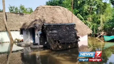 வீடுகளை சூழ்ந்த வெள்ளநீர்   முகாம்களுக்கு படையெடுக்கும் நாதல்படுகை  முதலைமேடு திட்டு கிராம மக்கள் 