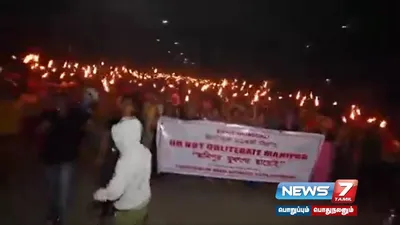  manipur   அடங்காத கலவரம்   தீப்பந்தங்களுடன் வீதிக்கு வந்த பெண்கள் 