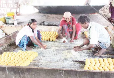 தீபாவளியை முன்னிட்டு ஓமலுாரில் வெல்லம் உற்பத்தி அதிகரிப்பு 