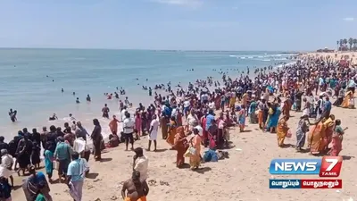 விடுமுறை தினத்தையொட்டி  tiruchendur சுப்பிரமணிய சுவாமி கோயிலில் குவிந்த பக்தர்கள் 