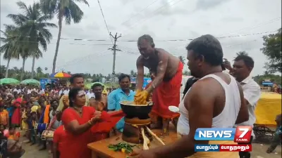 ஆடிப்பூர திருவிழா   கொதிக்கும் எண்ணெய் சட்டிக்குள் வெறும் கையை விட்டு வடையை சுட்டு பக்தர்கள் வினோத வழிபாடு 