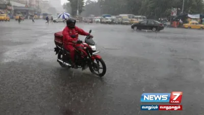 மழையில் பழுதடைந்த பைக்   நடந்தே சென்று உணவு டெலிவரி செய்த  zomoto ஊழியர் 